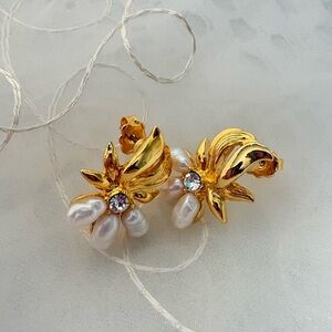VTG Avon 1994 Freshwater Pearl Rhinestone Accent Flower Petal Earrings NIB 156